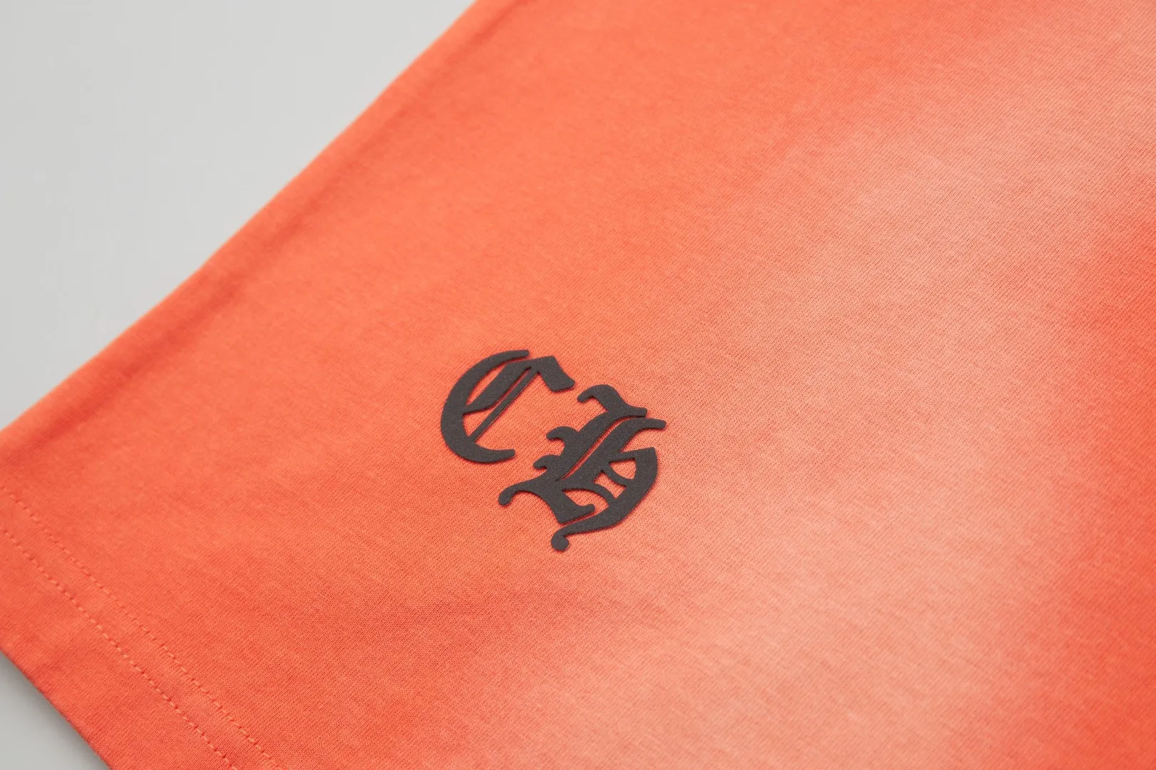 💰🅿️230 ✨CH✨🆕25SS spring and summer new style Crow Heart ✝ frame letter distressed printed short sleeves light luxury essential item for daily commuting for men and women Correct version Welcome to compare Detailed features · 280g 100% pure cotton double yarn jersey fabric · Custom dyed in the same vat with special thickened 32 double-strand 1X1 threads · Colorful foaming. Ready-made garments are dyed, then faded and fried with snowflakes, then washed to make them look old. Common washing improves the effect · Double-needle stitching and cross-stitching process · Original main mark, washed tag, branded moisture-proof paper packaging Color: black/white/orange Size: S/M/L/XL
